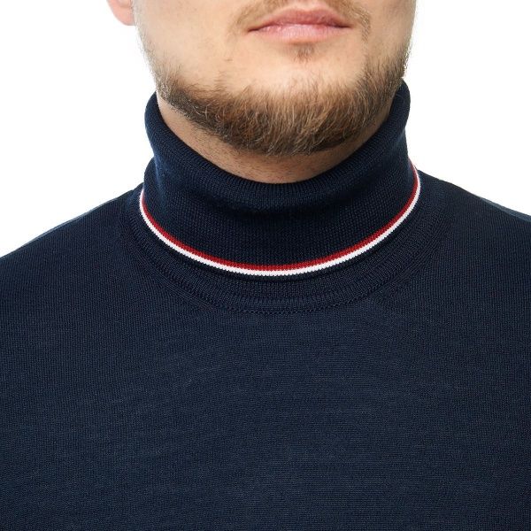 Sviter_Daniel_Hechter_s_vorotom_stojkoj_10495