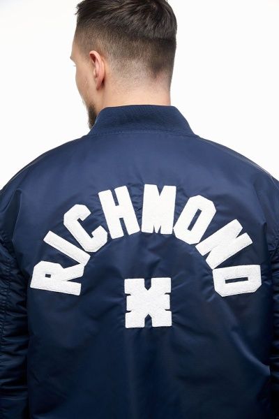 Kurtka_Richmond_X_s_logotipom_na_spine_10250